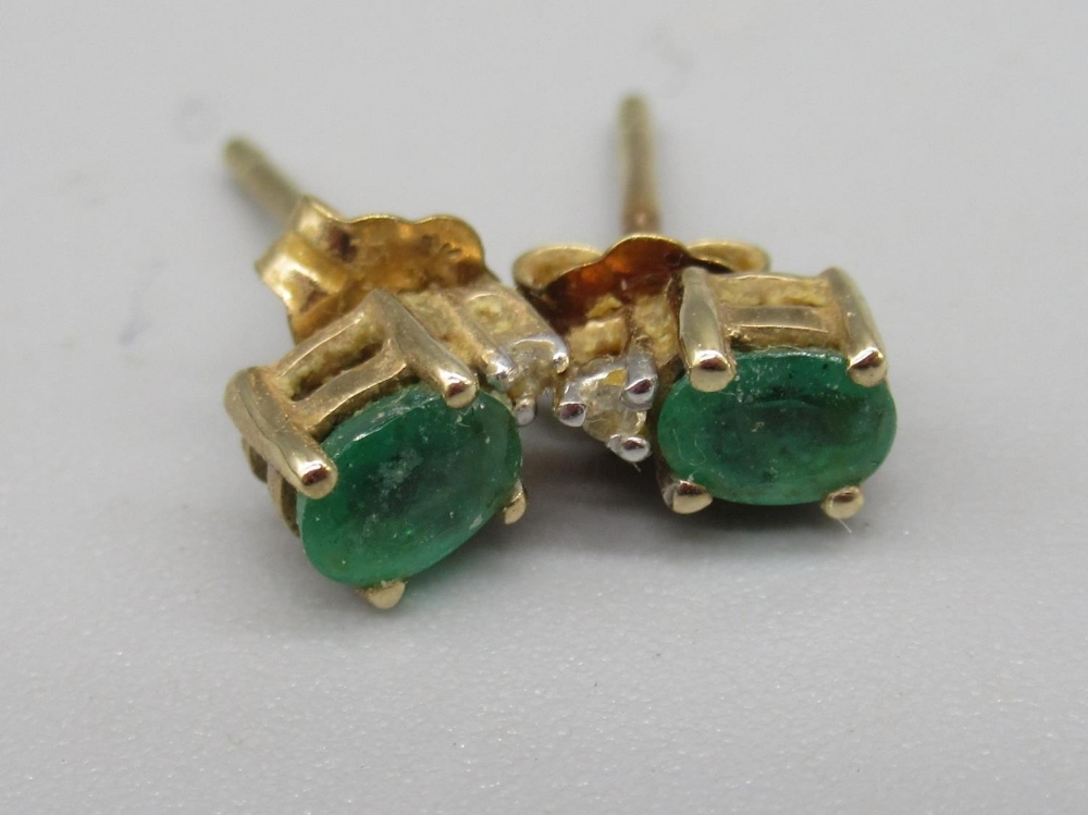 9ct gold single stone emerald ring, stamped 375, and two pairs of emerald earrings stamped 9k (5) - Image 3 of 4