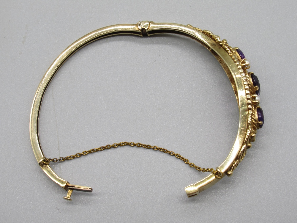 9ct yellow gold hinged bangle, with ornate pierced font set with purple stones and seed pearls (1 - Image 2 of 3