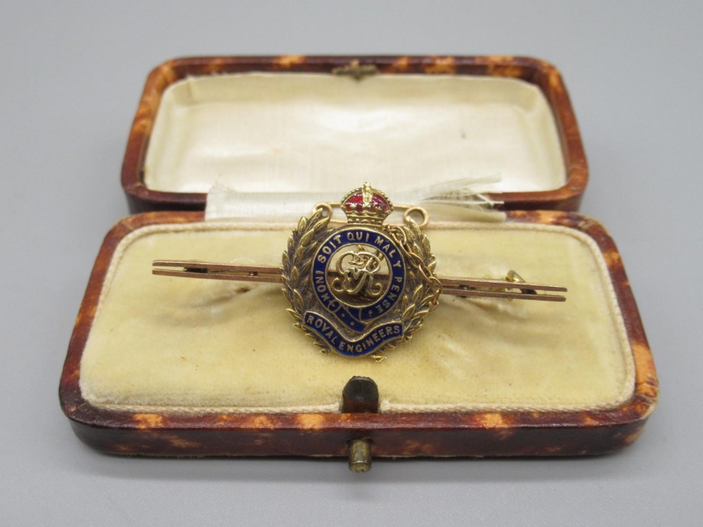 15ct gold and coloured enamel Royal Engineers sweetheart brooch, with safety chain, stamped 15ct - Image 2 of 2