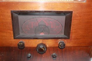 1936 Marconi model 556 domestic radio. Bakelite buttons are in good working order. Original metallic