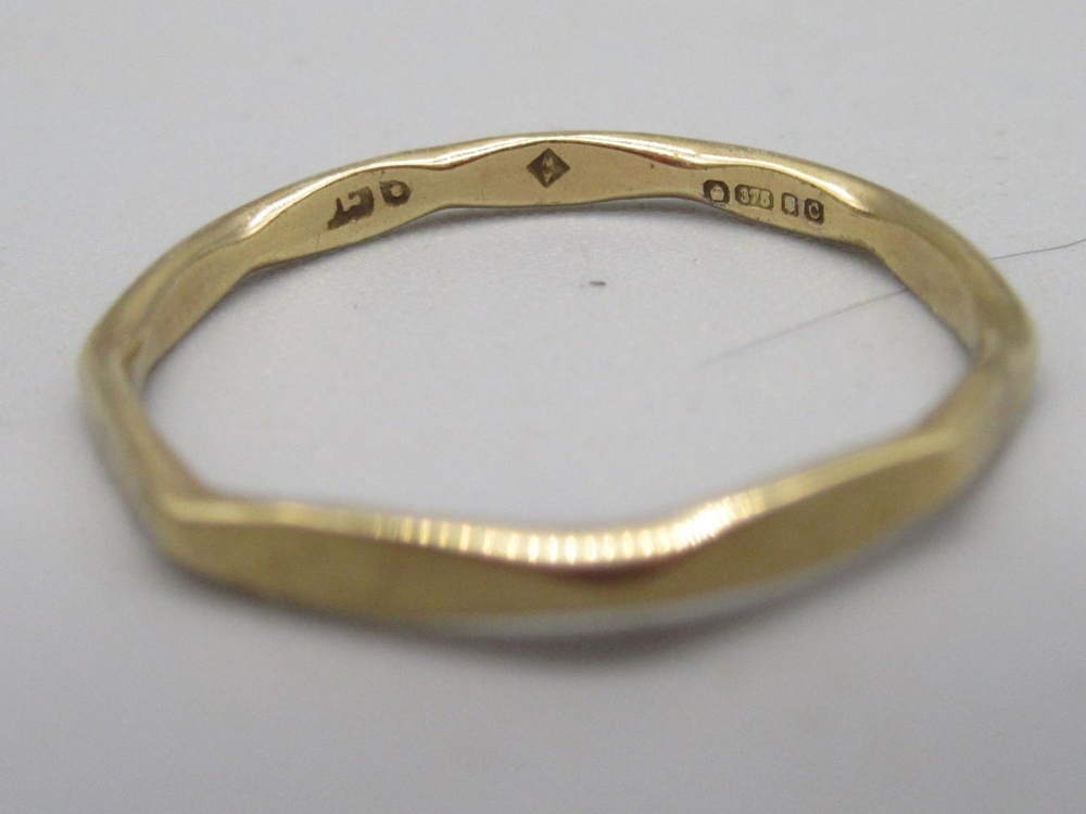 Two 9ct yellow gold band rings, a 9ct yellow gold signet ring (A/F), all stamped 375, and a 9ct - Image 7 of 7