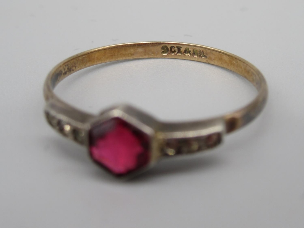 18ct yellow gold ring set with red stone and opals, stamped 18ct, size M, 2.7g, 9ct gold and - Image 6 of 6