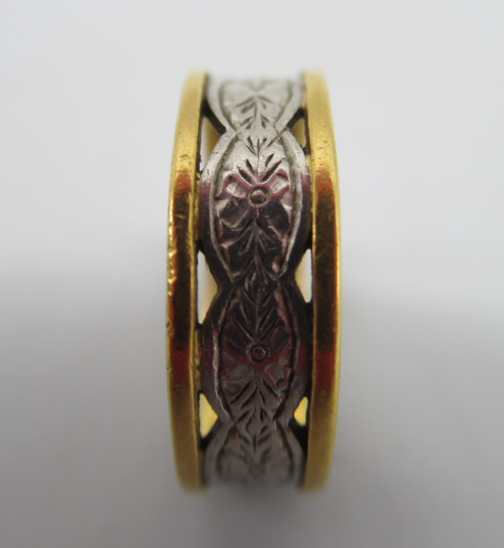 22ct yellow gold and platinum cut out band ring, stamped 22 Plat, size L, 4.6g - Image 4 of 4