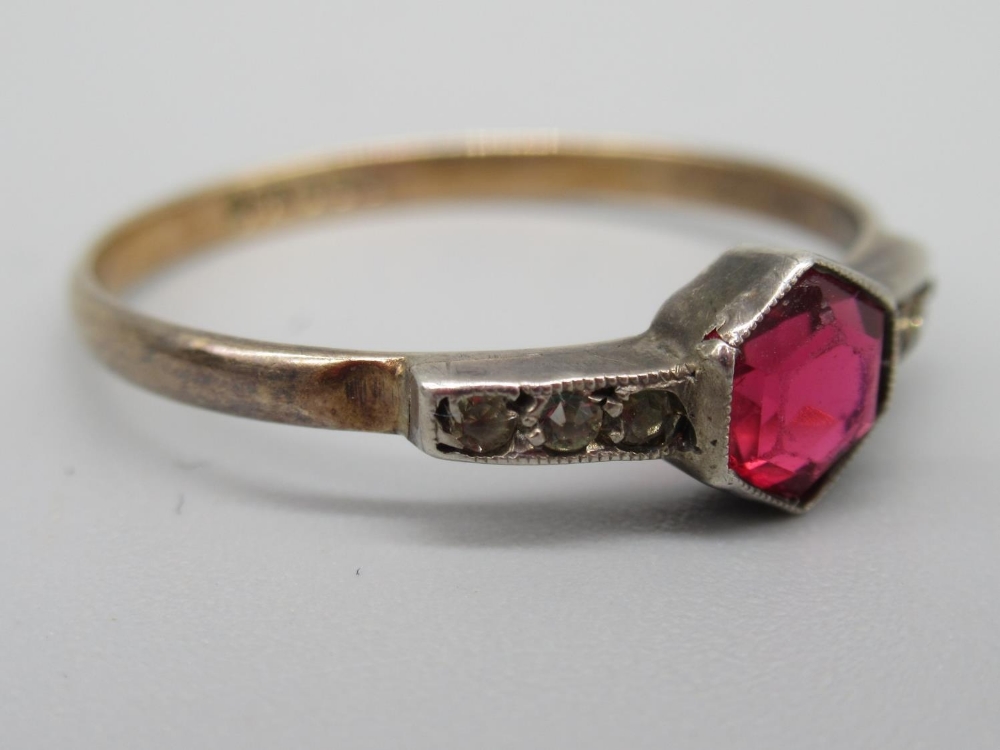 18ct yellow gold ring set with red stone and opals, stamped 18ct, size M, 2.7g, 9ct gold and - Image 5 of 6