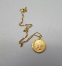 Geo.V 1914 half sovereign in 9ct yellow gold mount, stamped 375, on 9ct gold chain, stamped 9ct, 6.