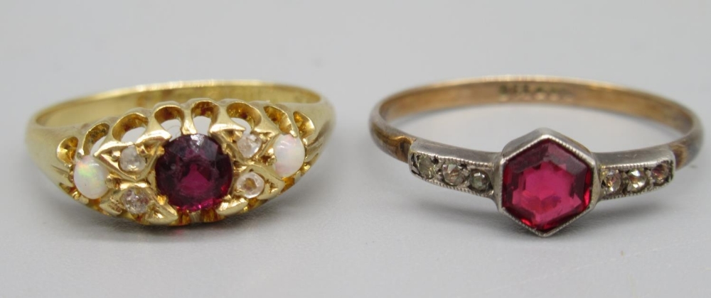 18ct yellow gold ring set with red stone and opals, stamped 18ct, size M, 2.7g, 9ct gold and