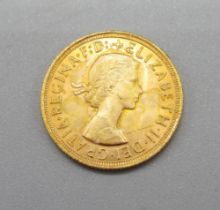 ER.II 1958 sovereign, 8.1g