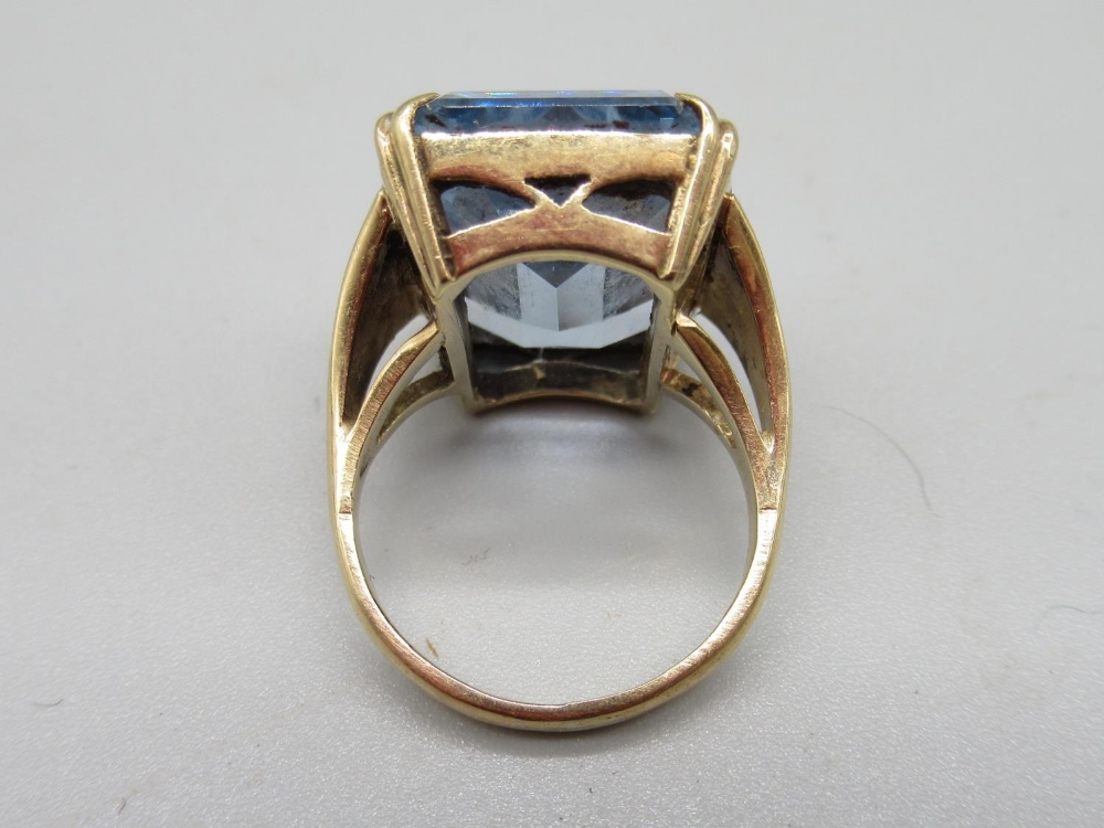 9ct yellow gold ring set with large emerald cut blue stone, 9.6g - Image 2 of 2