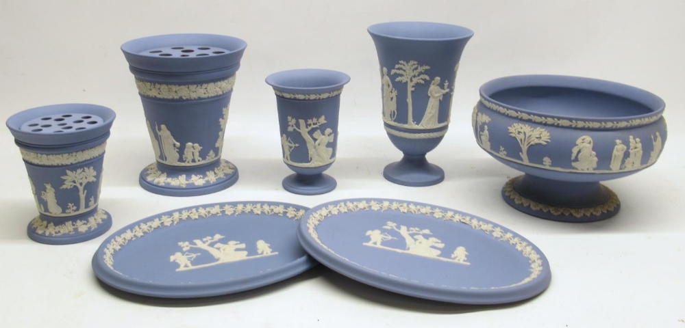 Wedgwood blue Jasperware incl. vases, pedestal centrepiece bowl, and two plates (7)