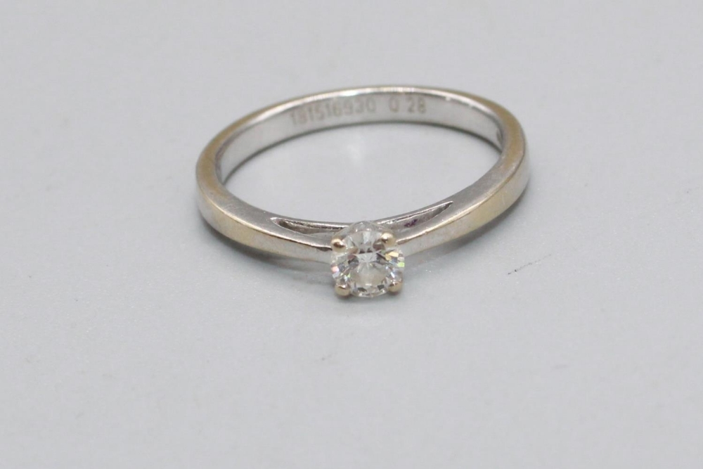 18ct white gold solitaire ring set with brilliant cut diamond, stamped 750, 2.9g