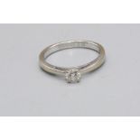 18ct white gold solitaire ring set with brilliant cut diamond, stamped 750, 2.9g