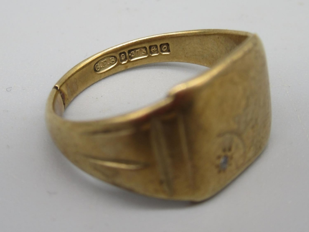 Two 9ct yellow gold band rings, a 9ct yellow gold signet ring (A/F), all stamped 375, and a 9ct - Image 2 of 7