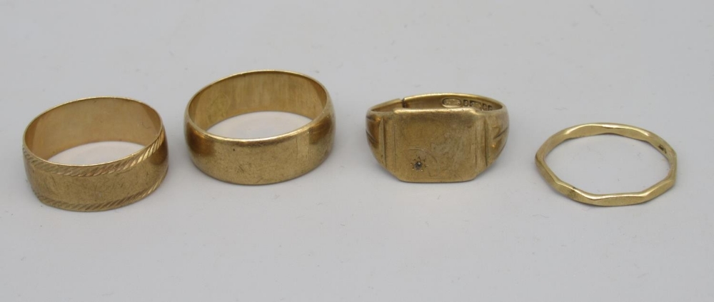 Two 9ct yellow gold band rings, a 9ct yellow gold signet ring (A/F), all stamped 375, and a 9ct