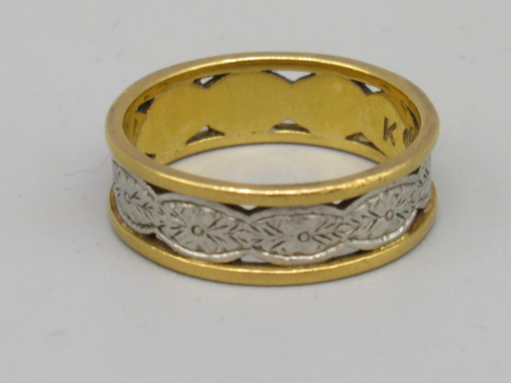 22ct yellow gold and platinum cut out band ring, stamped 22 Plat, size L, 4.6g