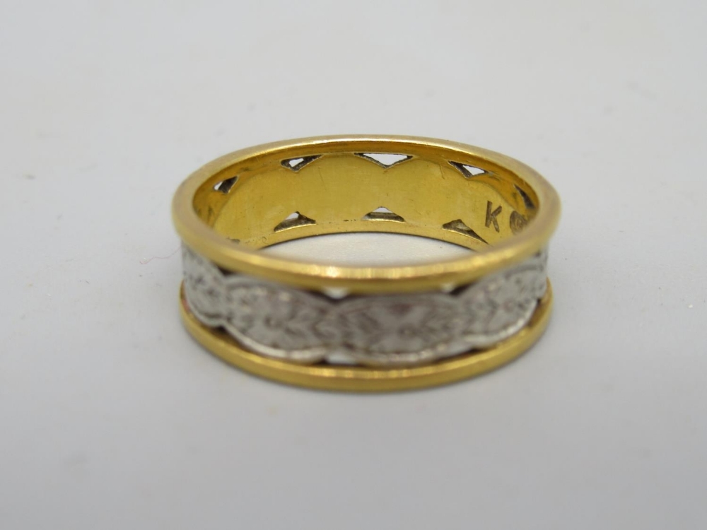 22ct yellow gold and platinum cut out band ring, stamped 22 Plat, size L, 4.6g - Image 2 of 4