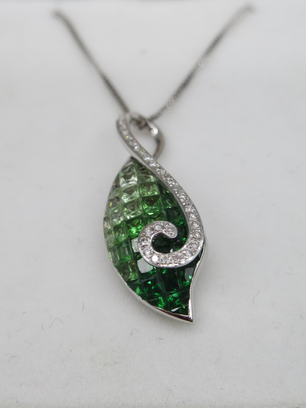 18ct white gold drop pendant with white and green stones on an 18ct white gold chain, 45cm, 1.9g - Image 5 of 5