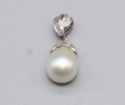 18ct white gold freshwater pearl drop necklace, the bail inlaid with baguette cut diamonds, the