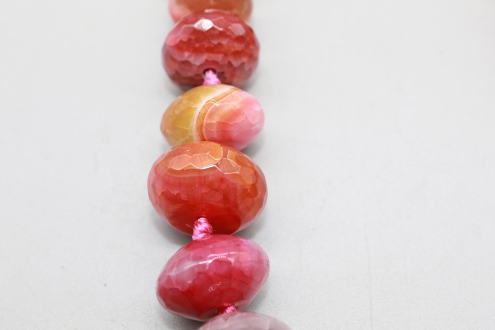 Pink cut stone necklace set with cut agate, quartz etc. on pink double-knotted thread, with white - Image 3 of 3
