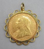 Victorian 1896 sovereign in yellow metal ornate pendant mount, 9.7g