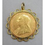 Victorian 1896 sovereign in yellow metal ornate pendant mount, 9.7g