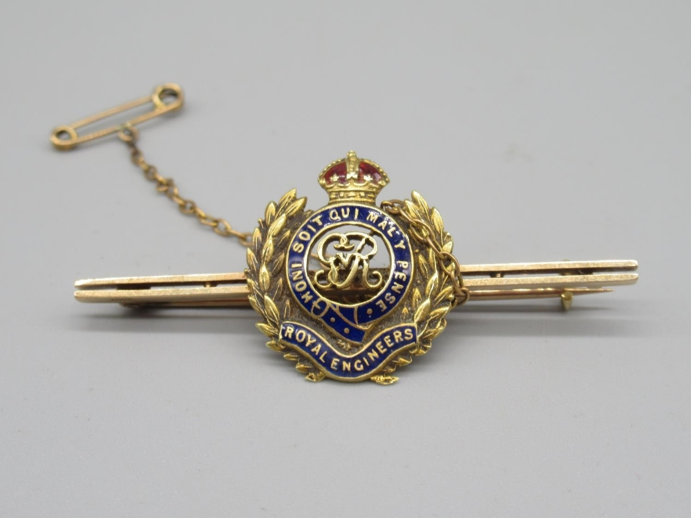 15ct gold and coloured enamel Royal Engineers sweetheart brooch, with safety chain, stamped 15ct