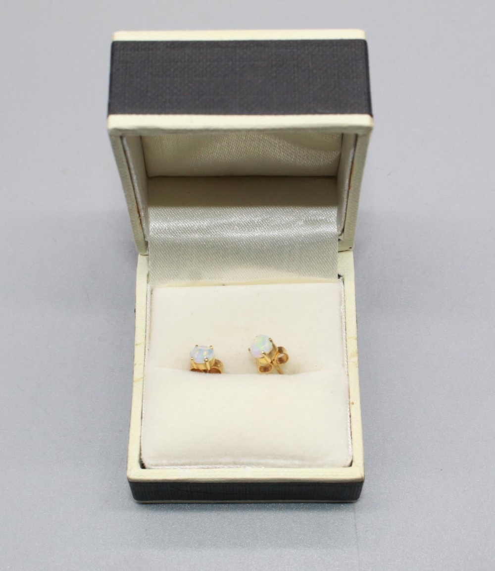 18ct yellow gold ring, central opal stone flanked by a diamond, with matching 18ct opal stud - Image 3 of 4