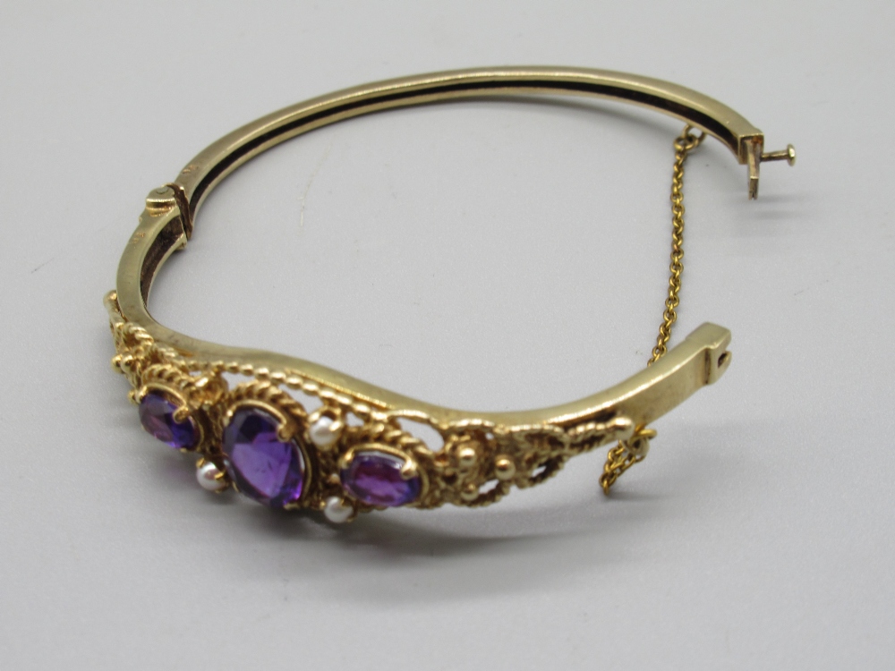 9ct yellow gold hinged bangle, with ornate pierced font set with purple stones and seed pearls (1 - Image 3 of 3