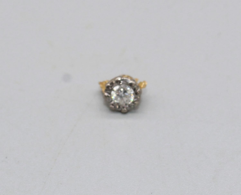 Two small unmounted diamonds, a larger clear stone, a yellow and white metal cluster drop pendant, a - Image 2 of 3