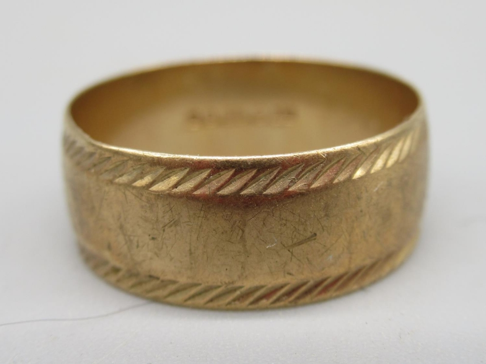 Two 9ct yellow gold band rings, a 9ct yellow gold signet ring (A/F), all stamped 375, and a 9ct - Image 5 of 7