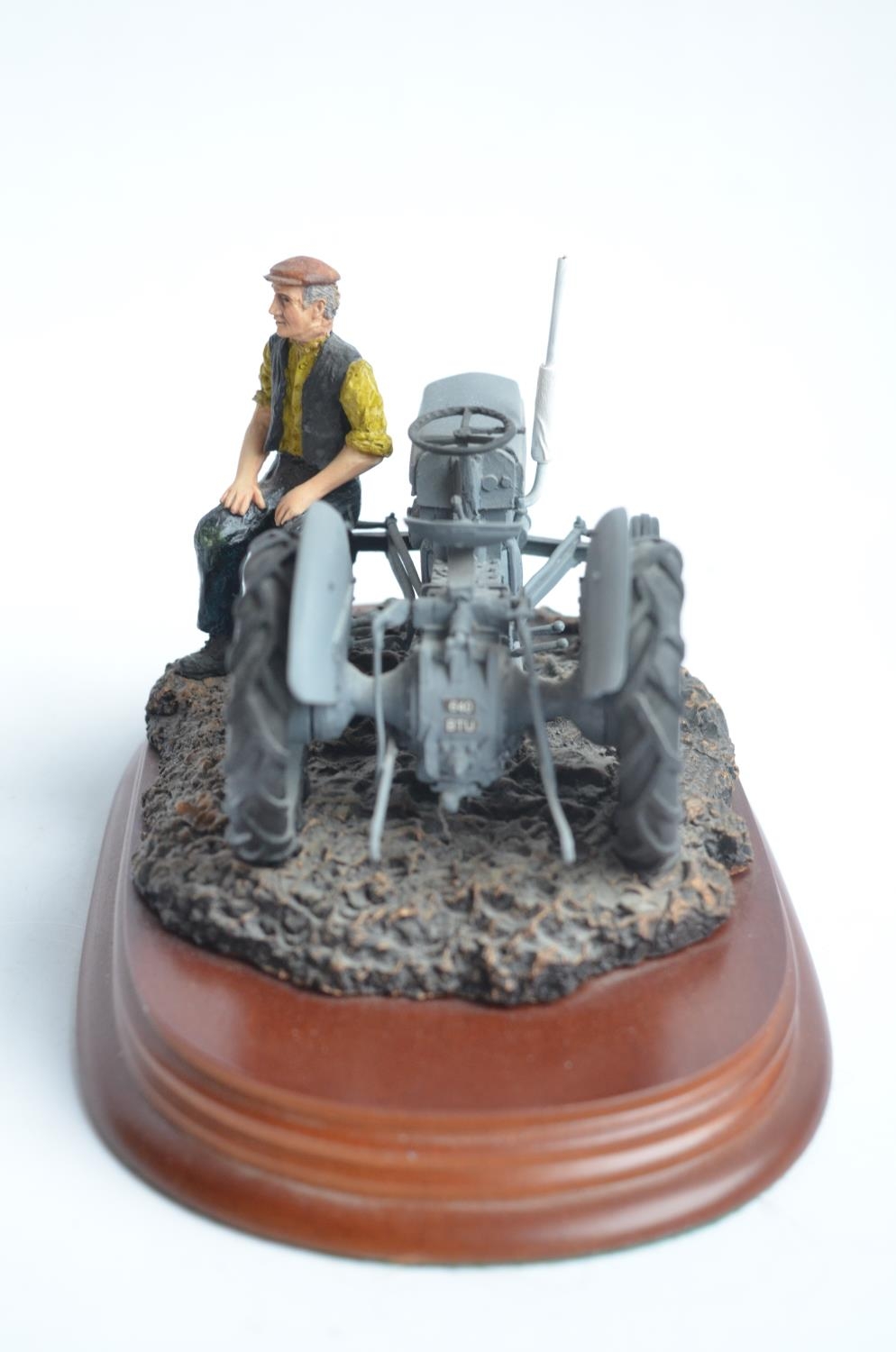 Two well presented farming related dioramas to include resin/ceramic grey tractor with resting - Bild 7 aus 8