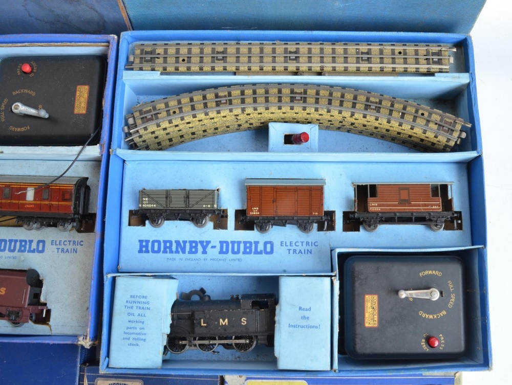 Collection of vintage Hornby Dublo (3 rail electric) railway models and accessories to include boxed - Image 2 of 12