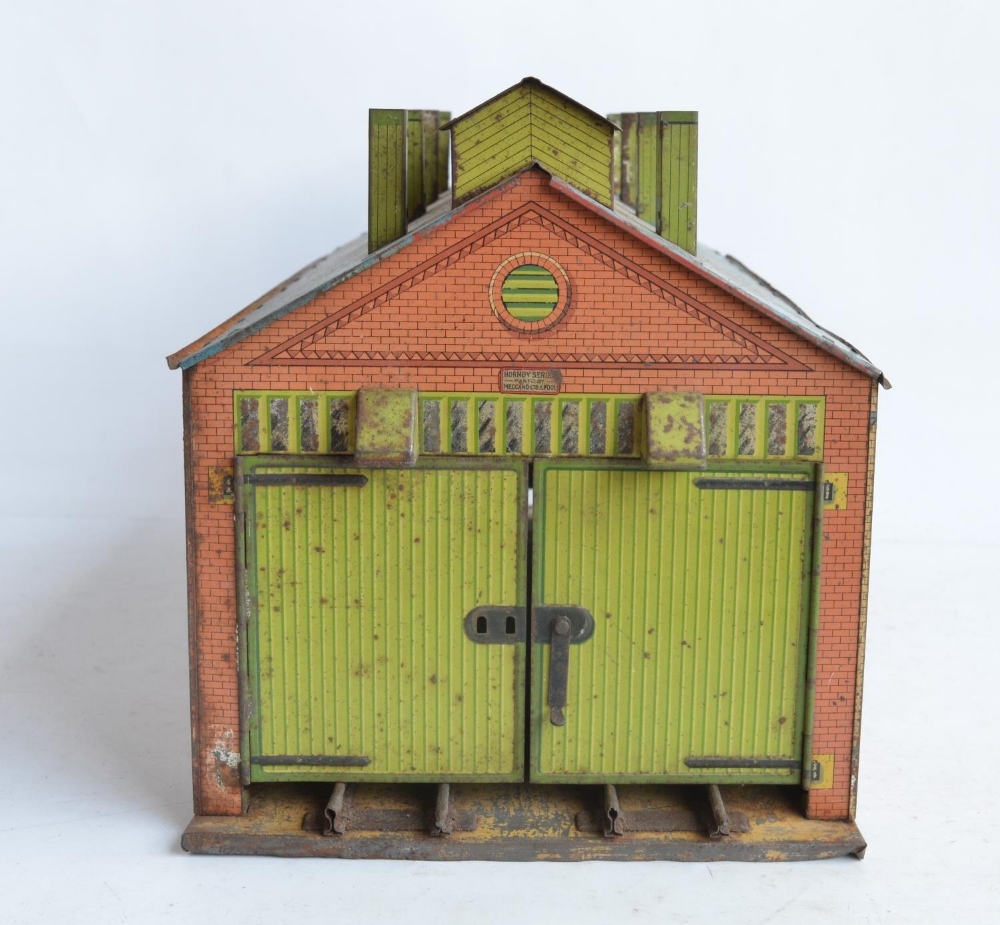 Vintage Hornby Meccano O gauge tinplate lithographed No2 locomotive shed in fair condition for - Image 6 of 7