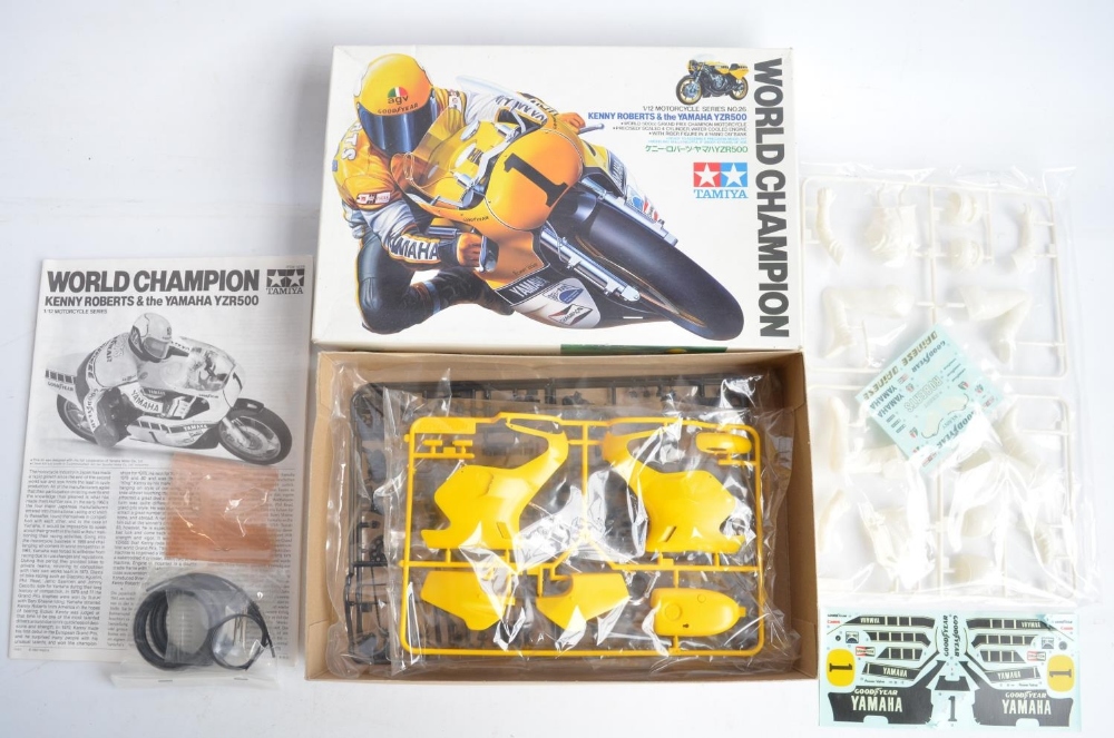 Two unbuilt 1/12 scale Yamaha YZR500 motorcycle plastic model kits with included driver figures from - Image 4 of 6