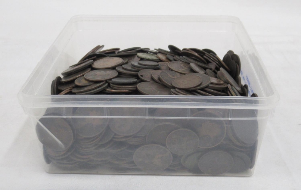 Large collection of Queen Victoria pennies, farthings and half-farthings (qty. in tub)