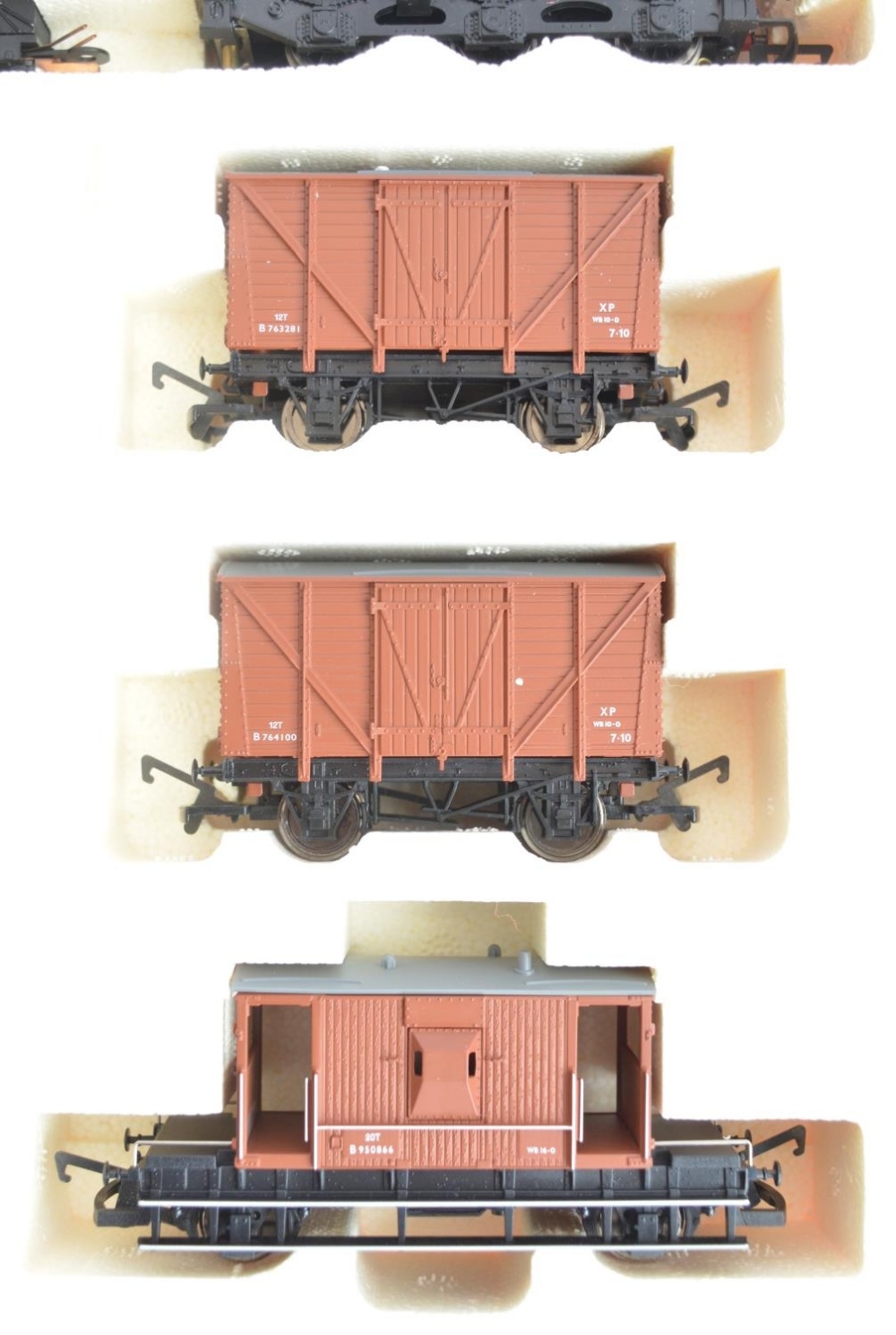 Hornby limited edition OO gauge R2139 Fitted Freight train pack with BR Class 9 2-10-0 electric - Image 5 of 7