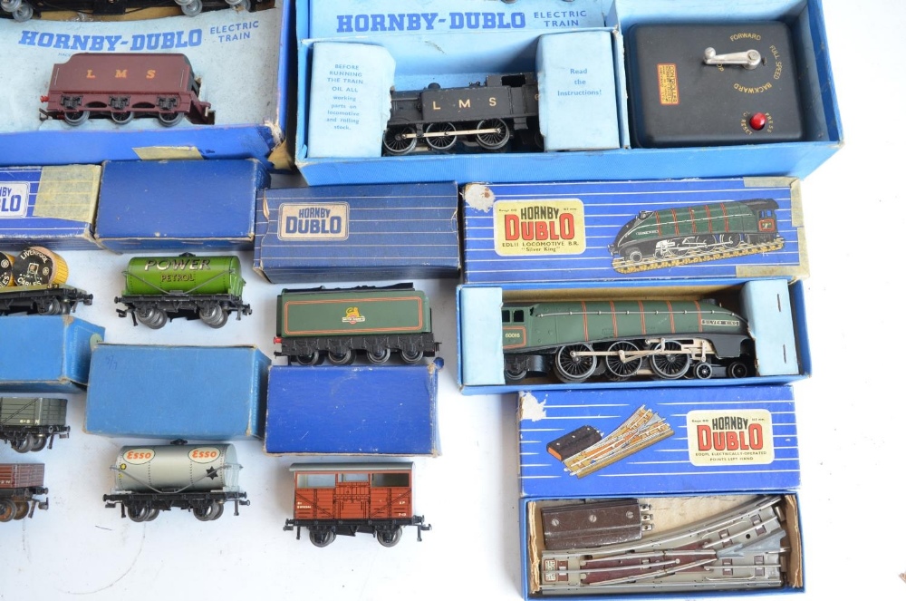 Collection of vintage Hornby Dublo (3 rail electric) railway models and accessories to include boxed - Image 4 of 12