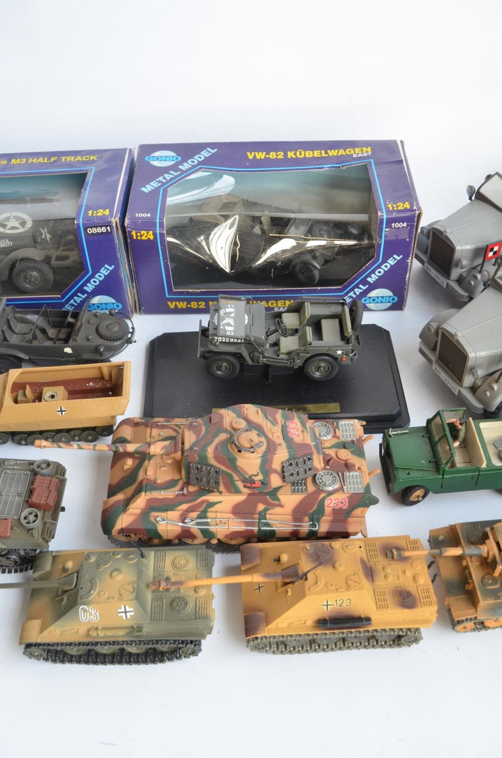 Collection of mostly unboxed diecast and plastic armour models, various scales and manufacturers - Image 3 of 11