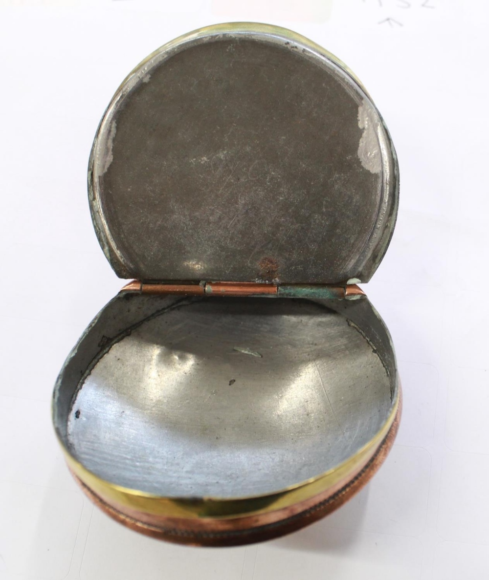 "Trench art" brass and copper snuff box in the shape of a infantry mans cap - Image 3 of 3