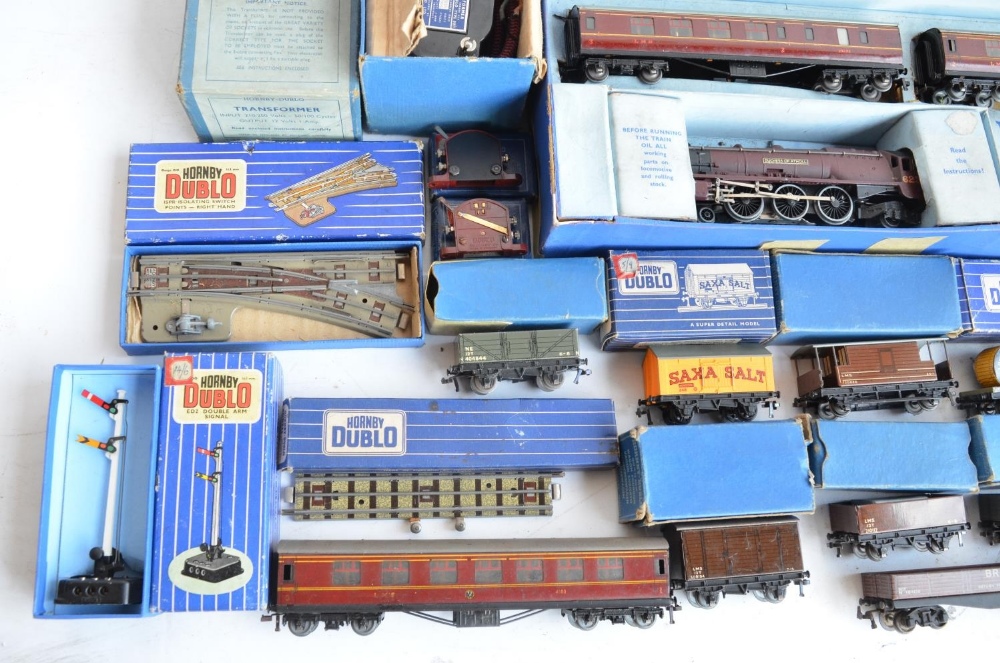 Collection of vintage Hornby Dublo (3 rail electric) railway models and accessories to include boxed - Image 6 of 12