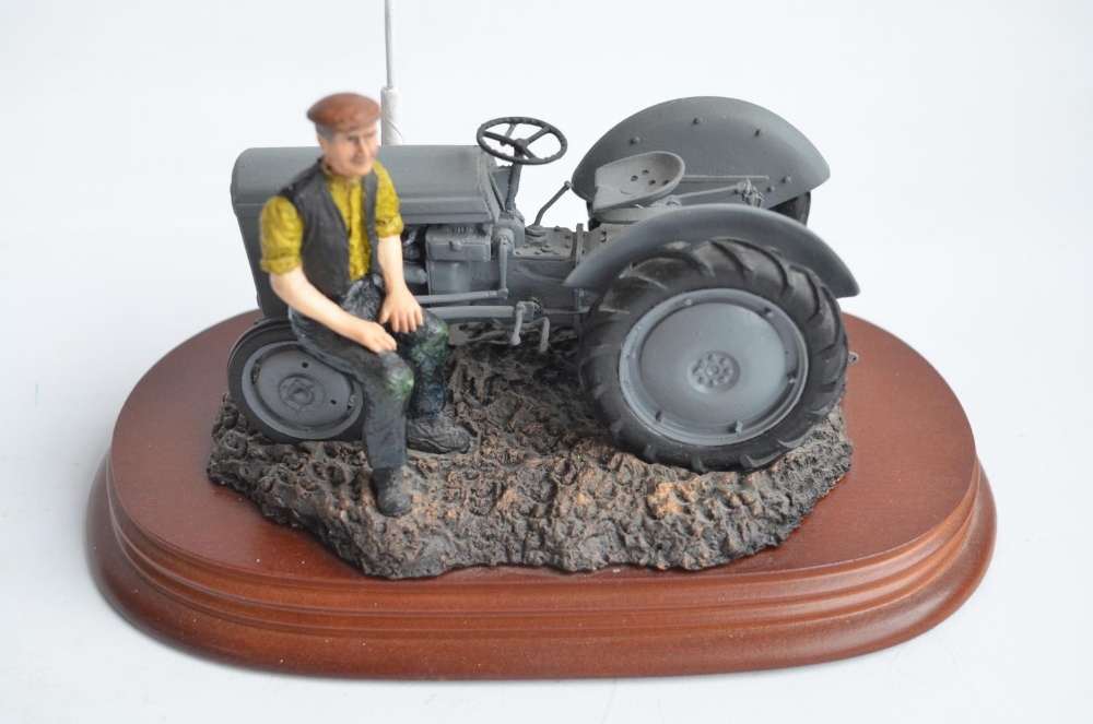 Two well presented farming related dioramas to include resin/ceramic grey tractor with resting - Bild 2 aus 8