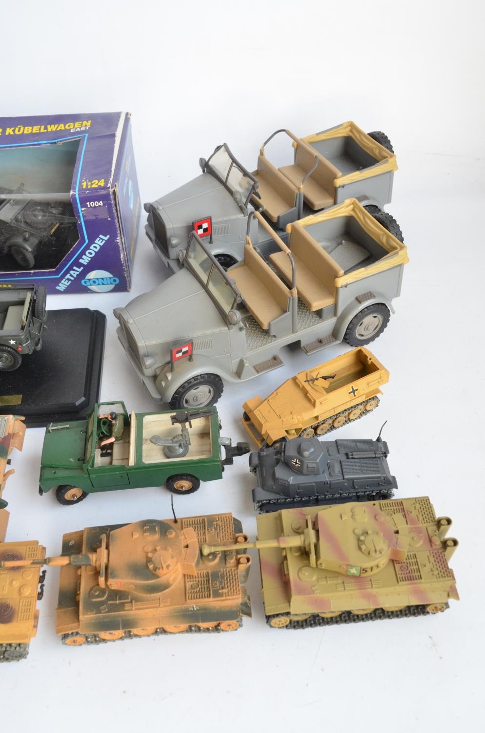 Collection of mostly unboxed diecast and plastic armour models, various scales and manufacturers - Image 2 of 11