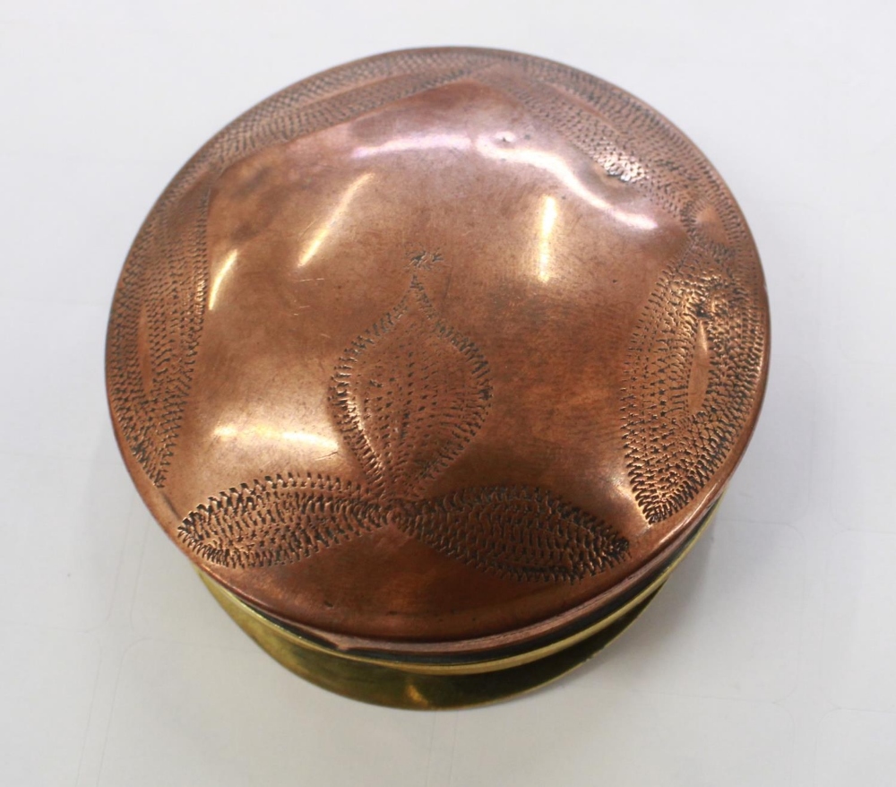 "Trench art" brass and copper snuff box in the shape of a infantry mans cap - Image 2 of 3