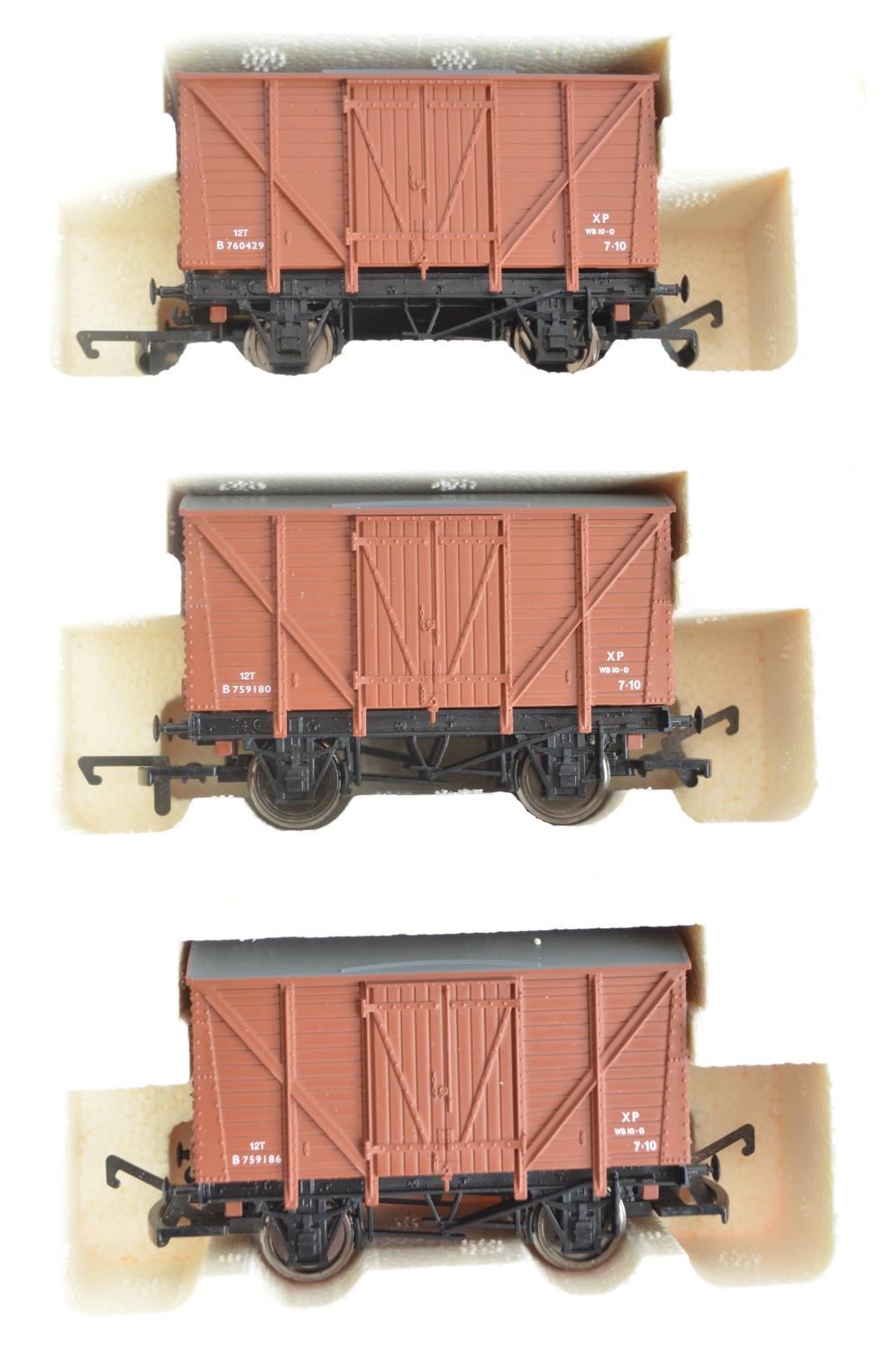 Hornby limited edition OO gauge R2139 Fitted Freight train pack with BR Class 9 2-10-0 electric - Image 6 of 7