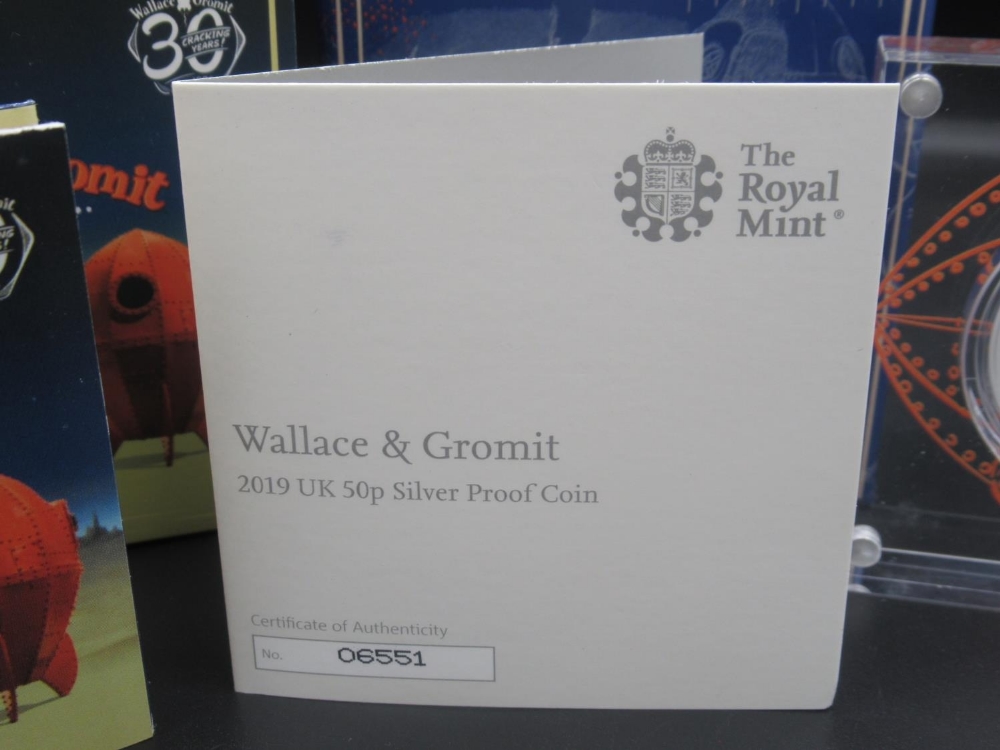 The Royal Mint - Wallace & Gromit 2019 UK 50p Gold Proof Coin, Limited Edition no.298/630, with - Bild 7 aus 8
