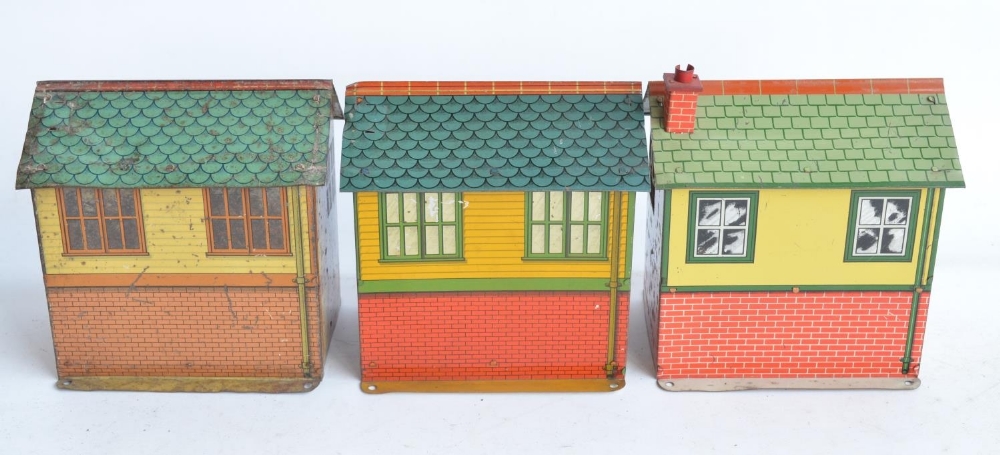 Collection of unboxed vintage Hornby Meccano O gauge lithographed tinplate buildings and 4 passenger - Image 5 of 12