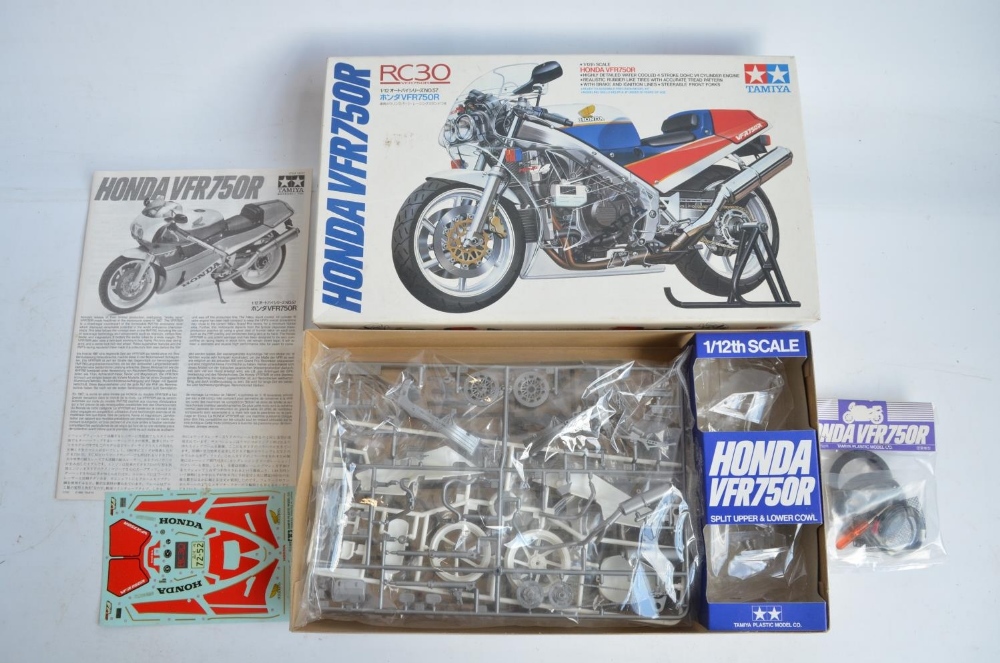 Two unbuilt 1/12 scale racing Honda motorcycle plastic model kits from Tamiya to include 14077 - Image 3 of 6