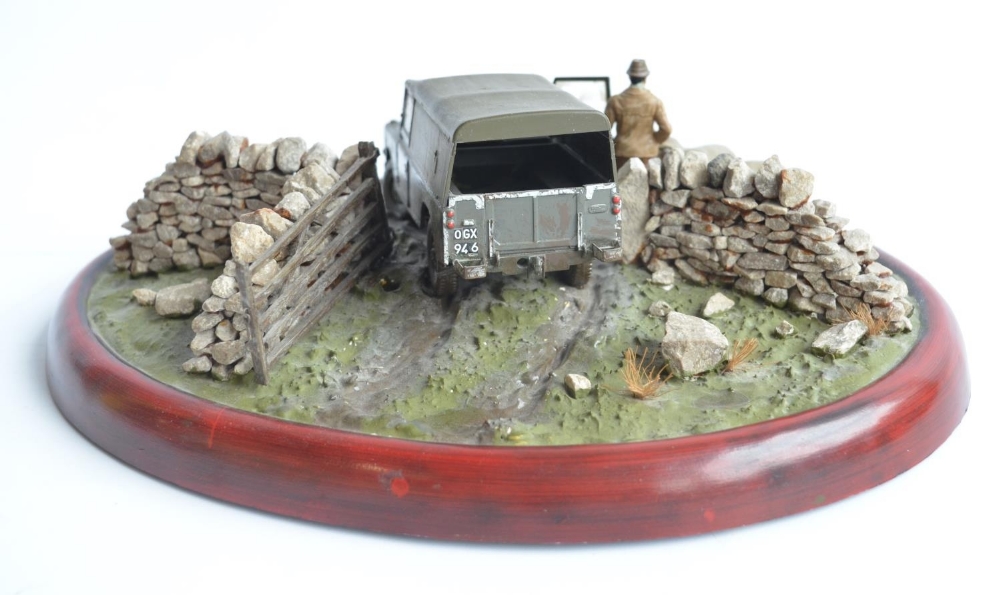 Two well presented farming related dioramas to include resin/ceramic grey tractor with resting - Bild 8 aus 8