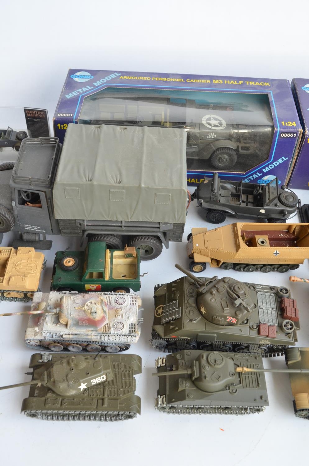 Collection of mostly unboxed diecast and plastic armour models, various scales and manufacturers - Image 4 of 11