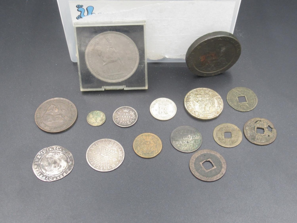 Collection of assorted British and International coins and tokens from the 18th, 19th and 20th - Bild 3 aus 8