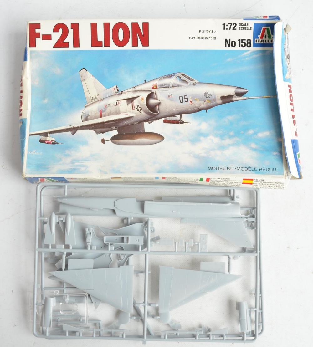 Twenty Three unbuilt aviation, marine and science fiction related plastic model kits, various scales - Image 5 of 6